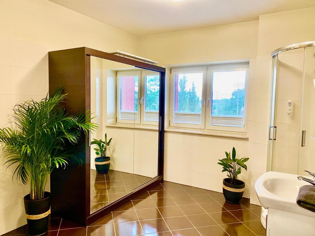 BUSINESS APARTMENT WiFI Netflix 3x Smart TV50' two extra large double beds ADULTS ONLY No smoking Słupsk Esterno foto